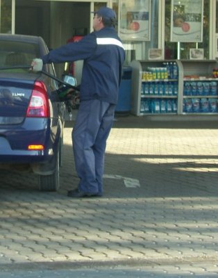 Comisia Europeană: românii cumpără cea mai ieftină benzină din UE